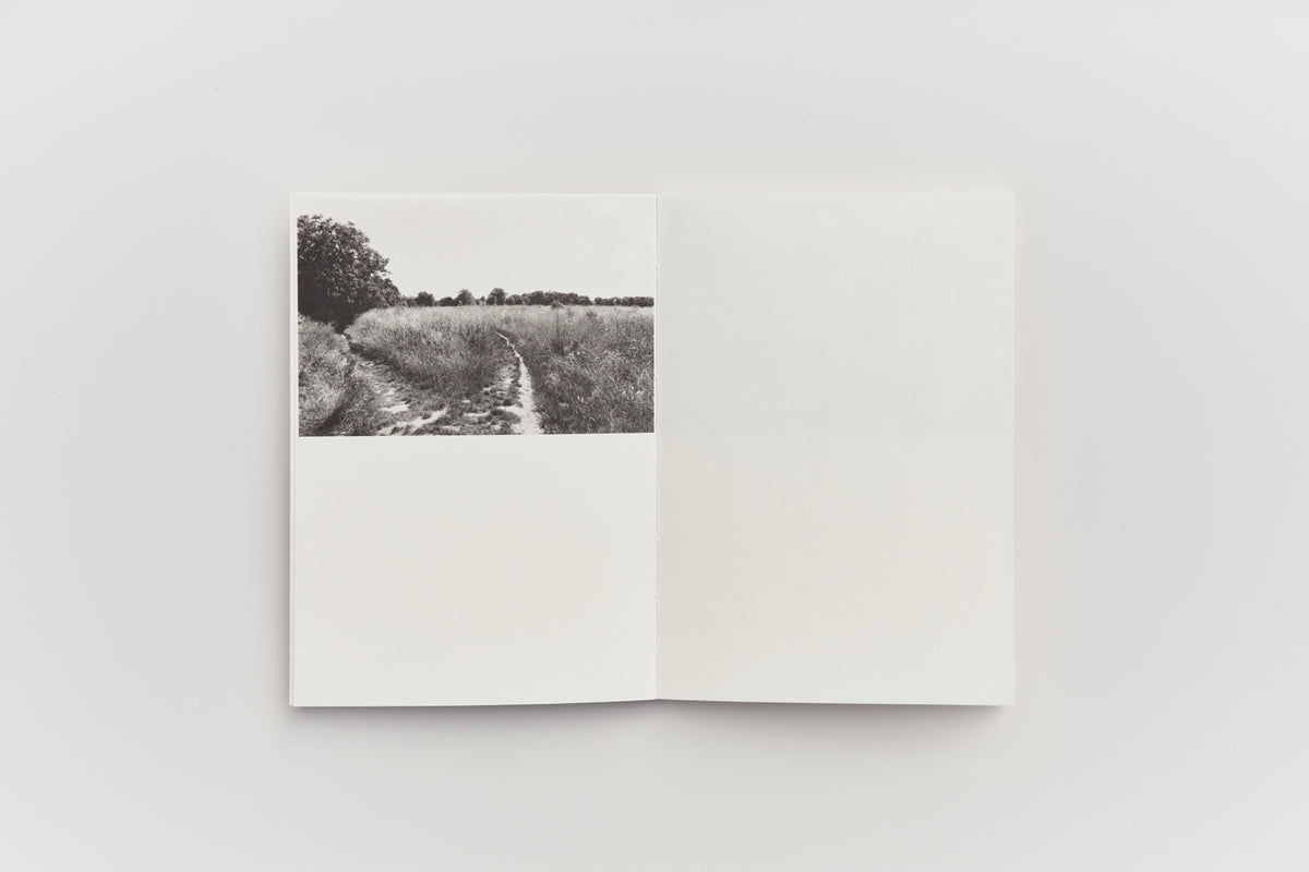 中 (Middle) by Sergei Pavlov — interior spread 1. © Sergei Pavlov