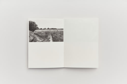 中 (Middle) by Sergei Pavlov — interior spread 1. © Sergei Pavlov