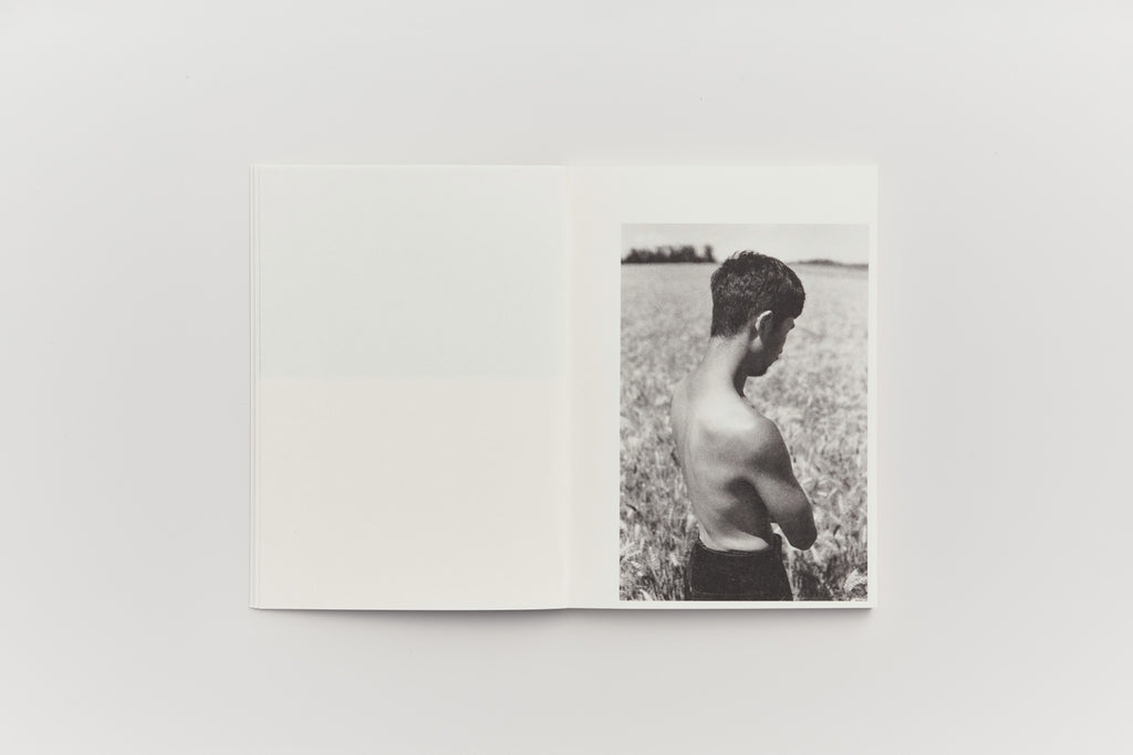 中 (Middle) by Sergei Pavlov — interior spread 2. © Sergei Pavlov
