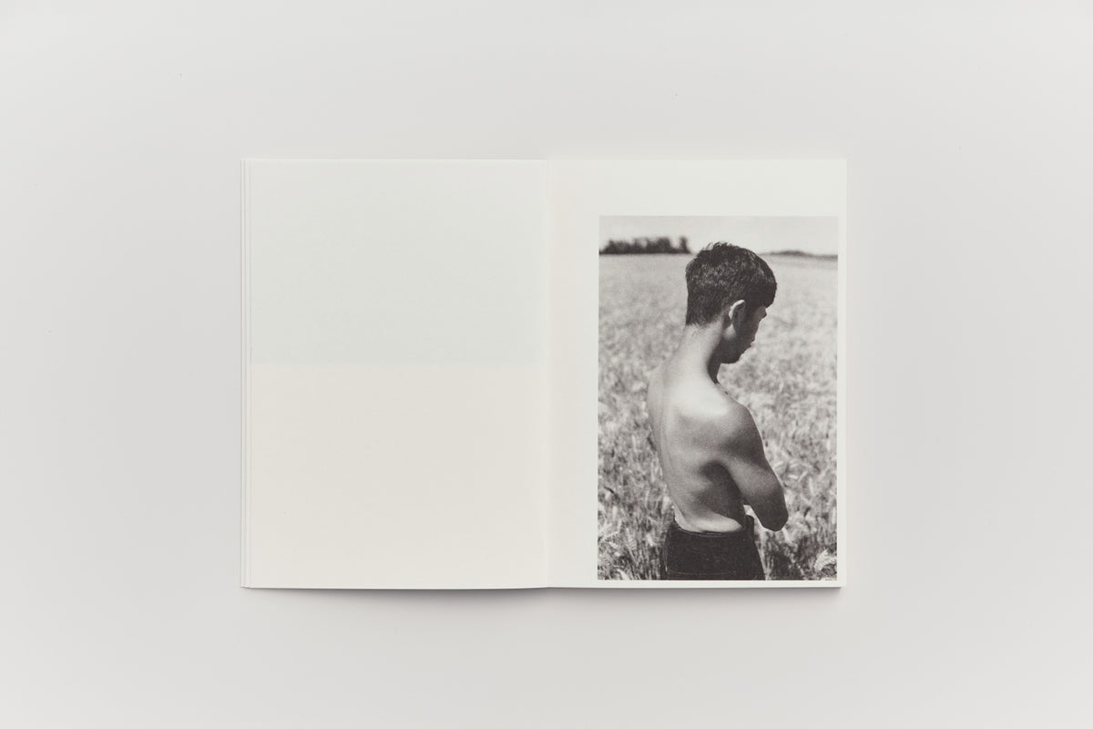 中 (Middle) by Sergei Pavlov — interior spread 2. © Sergei Pavlov