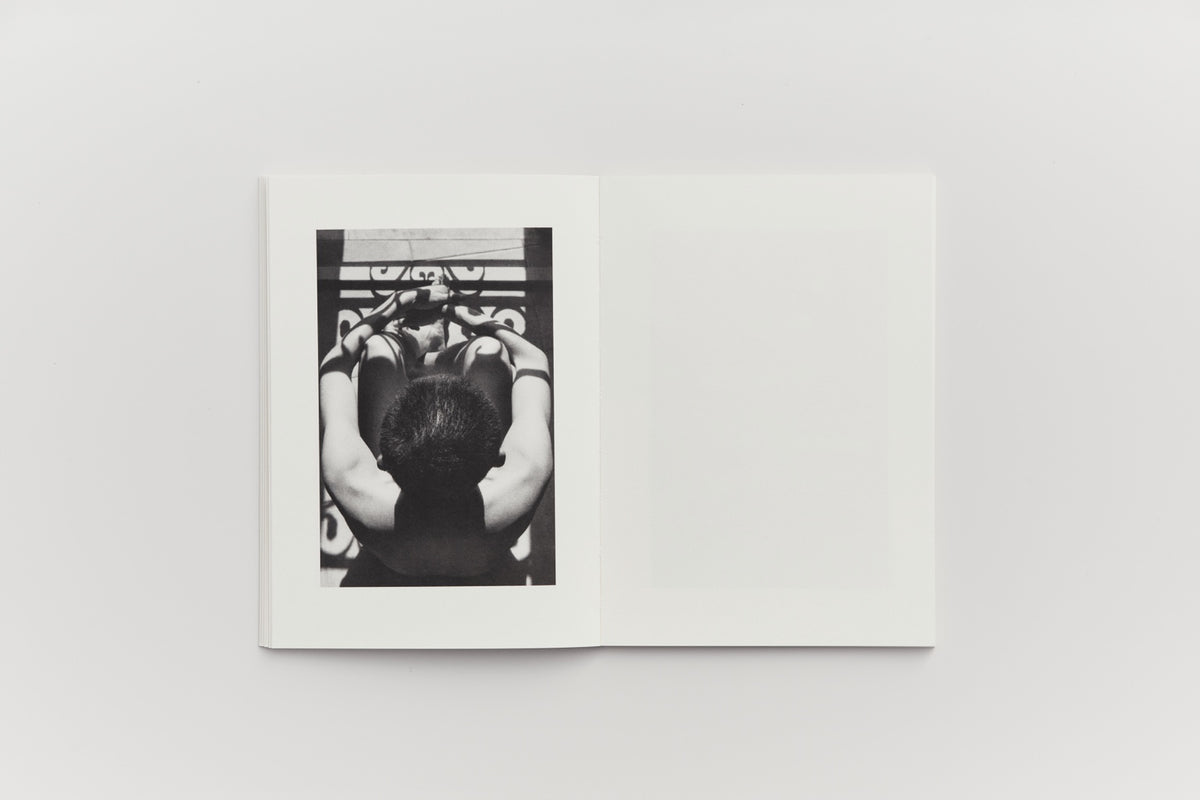 中 (Middle) by Sergei Pavlov — interior spread 4. © Sergei Pavlov