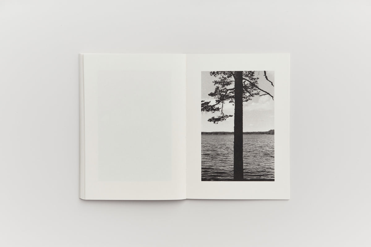 中 (Middle) by Sergei Pavlov — interior spread 7. © Sergei Pavlov